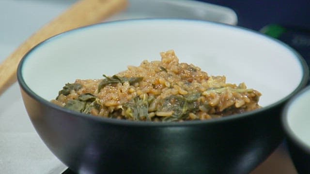 테이블 위 그릇에 담긴 먹음직스러운 시금치밥