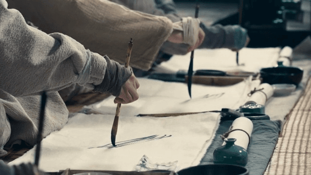 흰 종이에 붓으로 그림 그리기