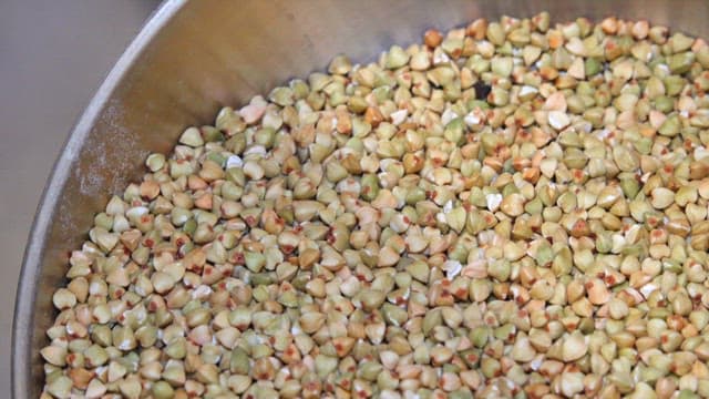 금속 용기에 가득 담긴 메밀