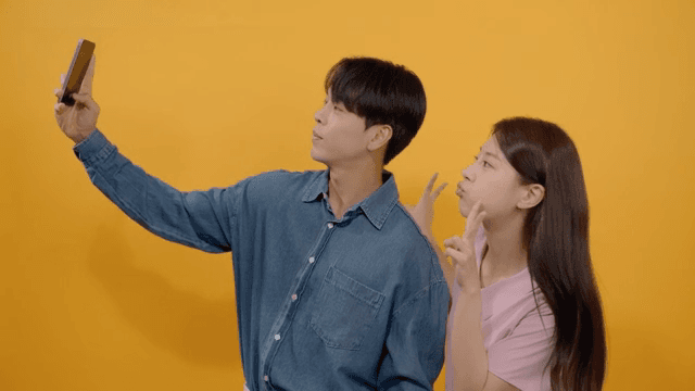 다양한 포즈를 지으며 친밀하게 셀카를 찍는 두 남녀