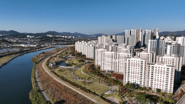 고층 건물과 고요한 호수가 있는 도시 풍경