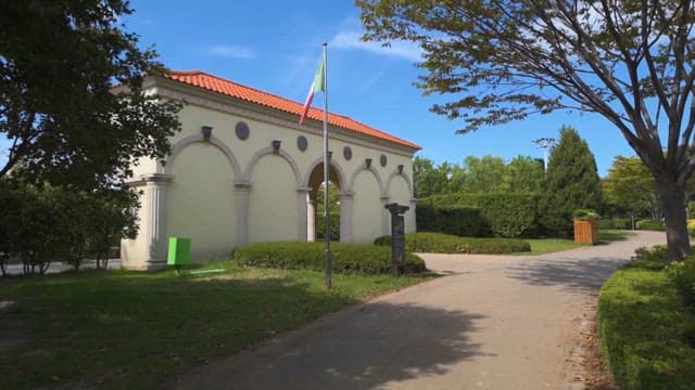 우아한 구조물이 있는 한낮의 정원