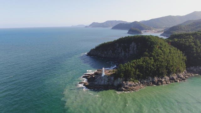 등대와 바다가 있는 아름다운 섬