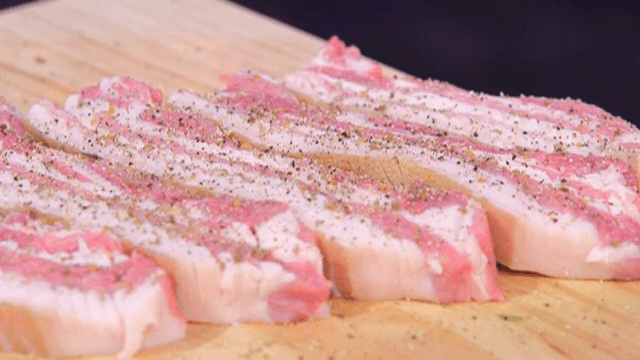 칼집을 낸 돼지고기 위에 시즈닝 뿌리기