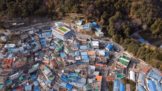 산과 함께한 다채로운 언덕 마을