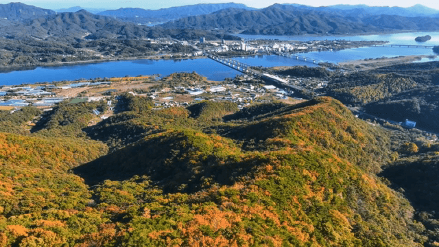 광활한 산과 근처 농촌 마을의 경치