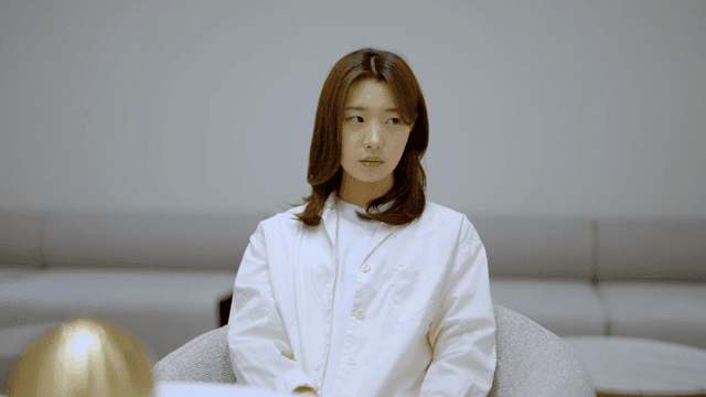 라운지에 앉아 차례를 기다리다가 진료실로 들어가는 여성