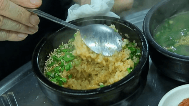 돌솥밥을 숟가락으로 비비는 모습