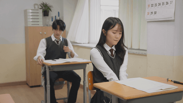 시험을 마무리하는 학생들