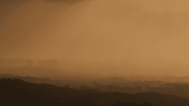 해질녘의 흐릿한 도시 풍경