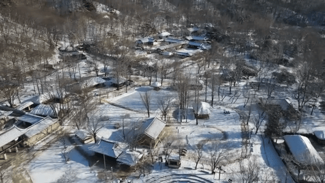 눈 덮인 한국 전통 마을