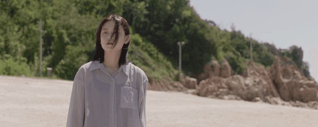 해변 위에서 화가 난 여성