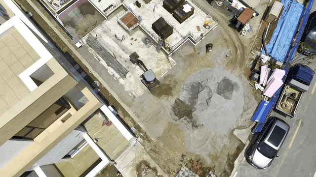 작업 중인 굴착기가 있는 건설 현장