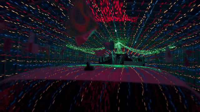 축제 터널의 화려한 조명