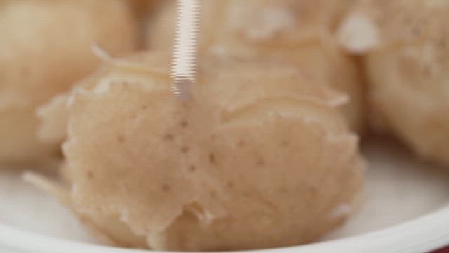 접시에 올려진 삶은 감자 껍질 벗기기