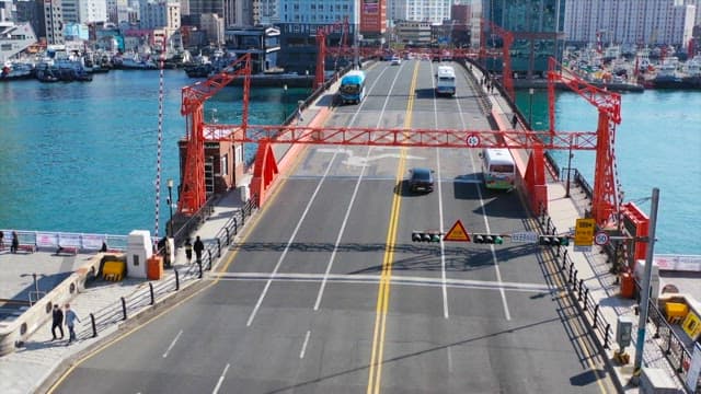 Yeongdodaegyo Bridge with cars and pedestrians in broad daylight