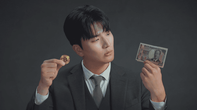 손에 든 일본 엔화를 보고 미소짓는 남자