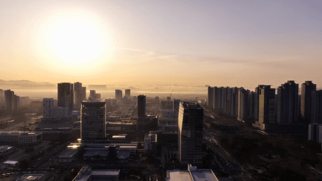 현대 도시 스카이라인 위의 일출