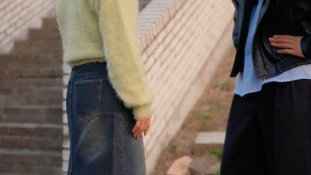 야외에서 다투는 커플