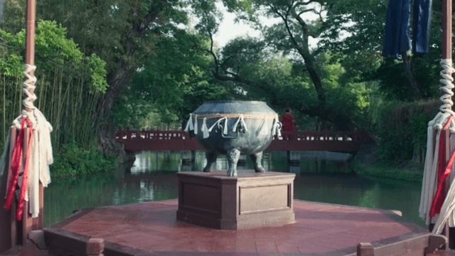 다리 위 전통 의식을 치르는 물건