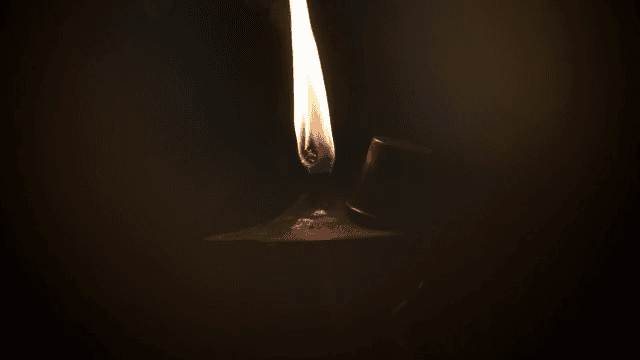 어둠 속에서 깜빡이는 불꽃