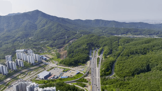 산과 고속도로가 있는 도시 풍경