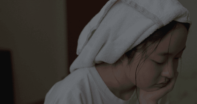 샤워 후 고민하고 있는 소녀