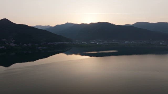 고요한 산 호수 위의 일출