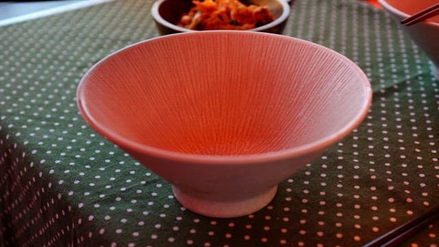 그릇에 담기는 김이 나는 국수