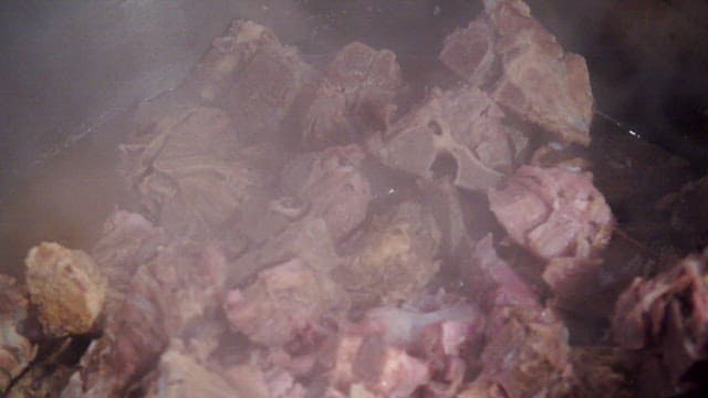 솥에서 익고 있는 등뼈