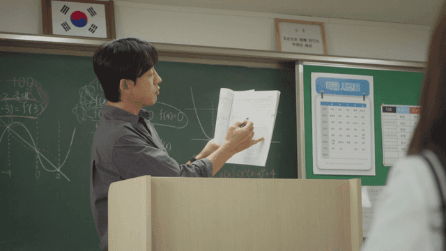 교실에서 수학을 설명하며 질문에 답하는 교사