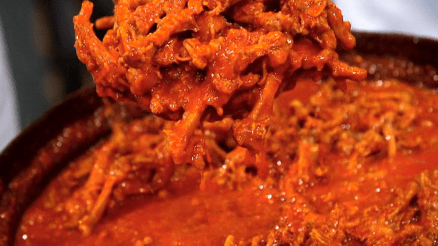 냄비에서 끓고 있는 매운 국물 닭발