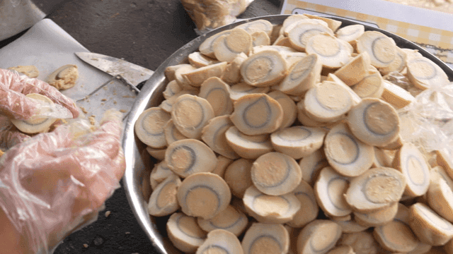 Slicing boiled eggs with precision