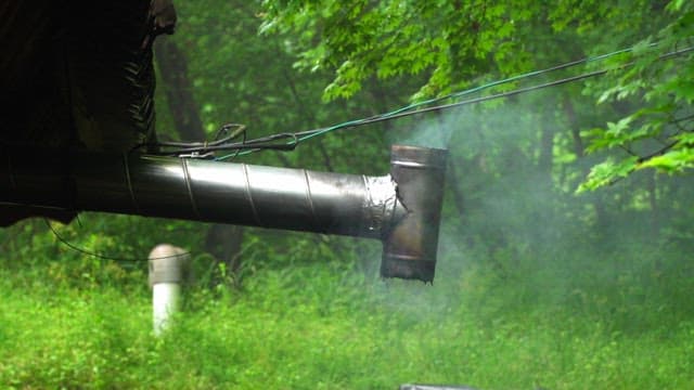 푸른 숲에서 증기를 배출하는 연통