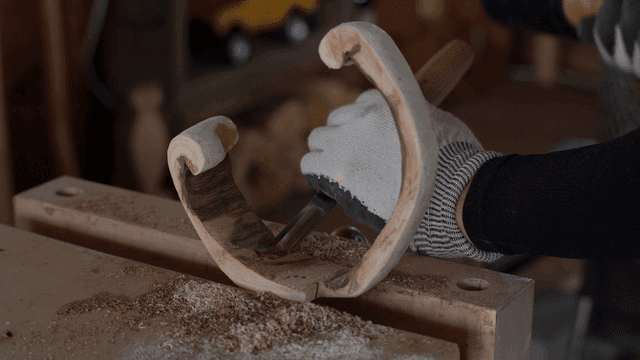 정교하고 신중한 목각 작업