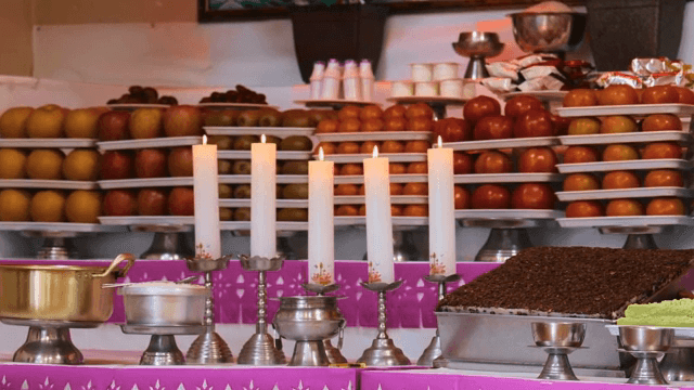 제물과 촛불이 놓인 제사상