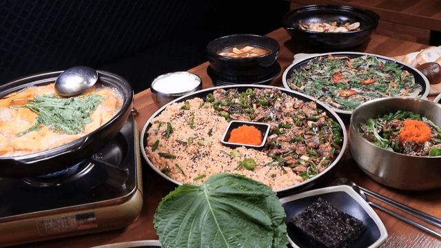 테이블 위 꼬막으로 만든 다양한 요리