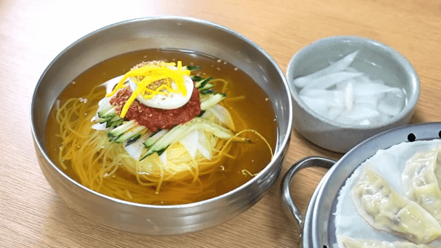 테이블 위의 한국 냉면과 만두