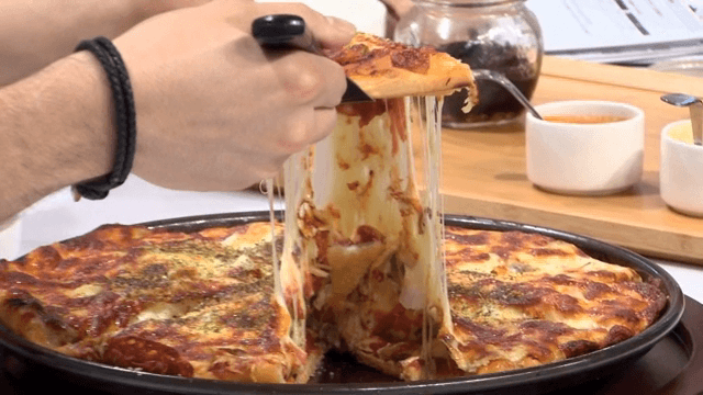 치즈가 늘어나는 피자 조각