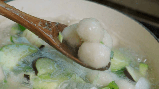 야채와 감자옹심이가 들어간 끓는 국물