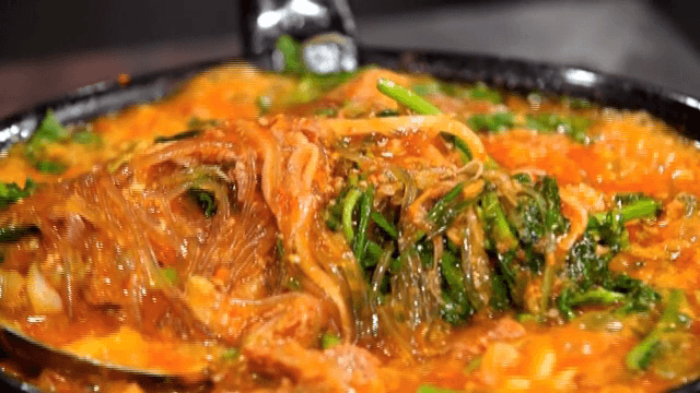 야채와 면이 들어간 매운 한국 찌개