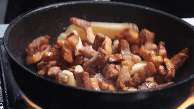 팬에서 고기와 재료들이 지글거리는 모습