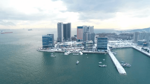 눈 덮인 해안 도시 풍경과 건물