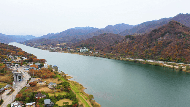Scenic river flowing through mountains