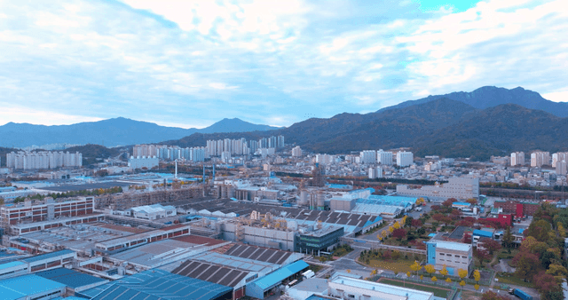 산을 배경으로 한 도시 풍경