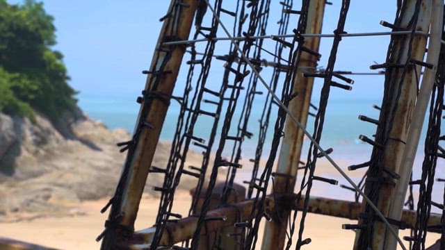 조명 달린 철제 구조물이 있는 해변 전망