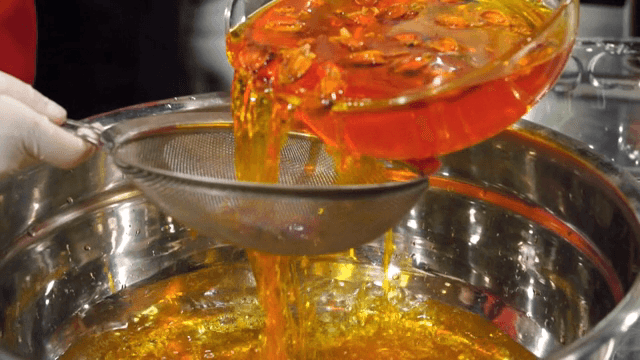 체에 거르는 치자가 들어있는 물