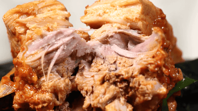 매콤한 양념의 돼지고기 조림