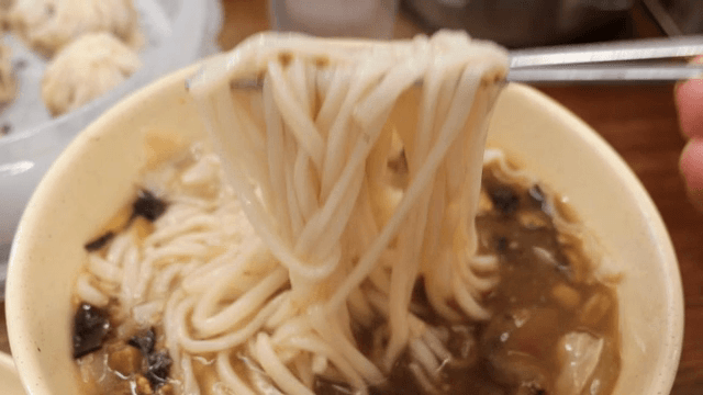 다양한 고명이 들어간 맛있는 국수 요리