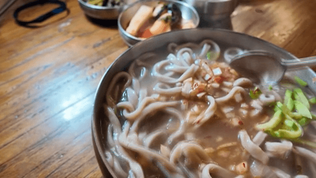 Kalguksu mixed and eaten with chopsticks and spoon